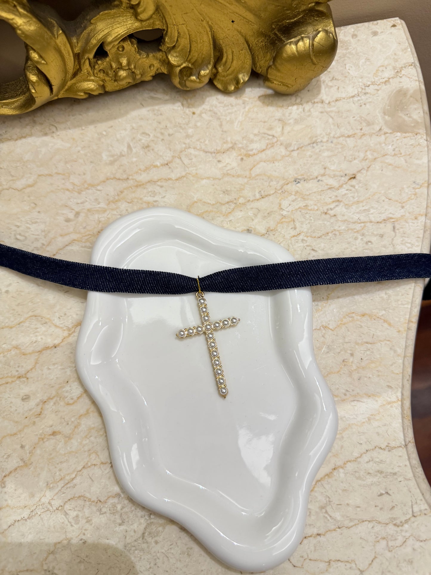 Chocker Skyler in denim, croce perlata