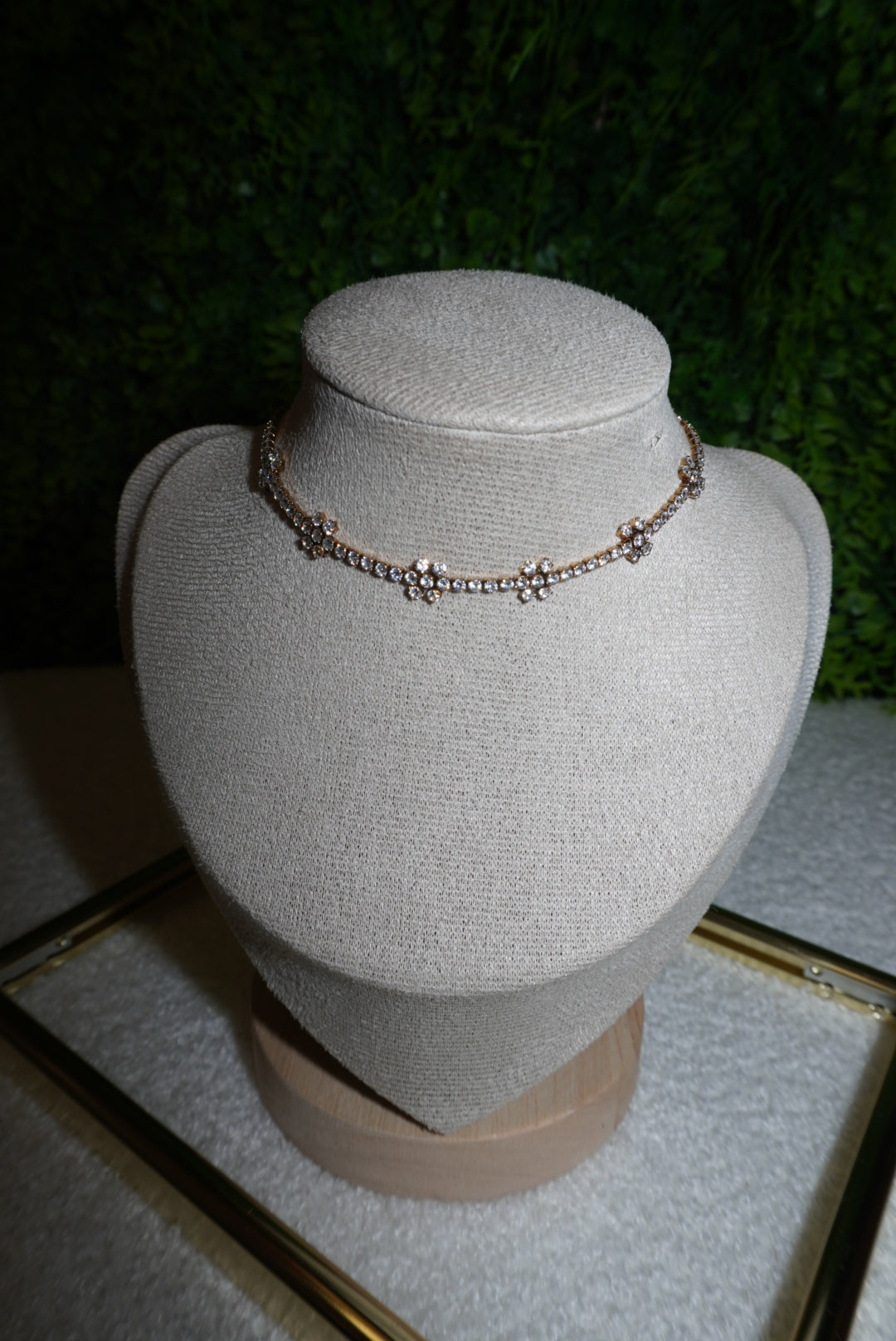 Chocker flower gold