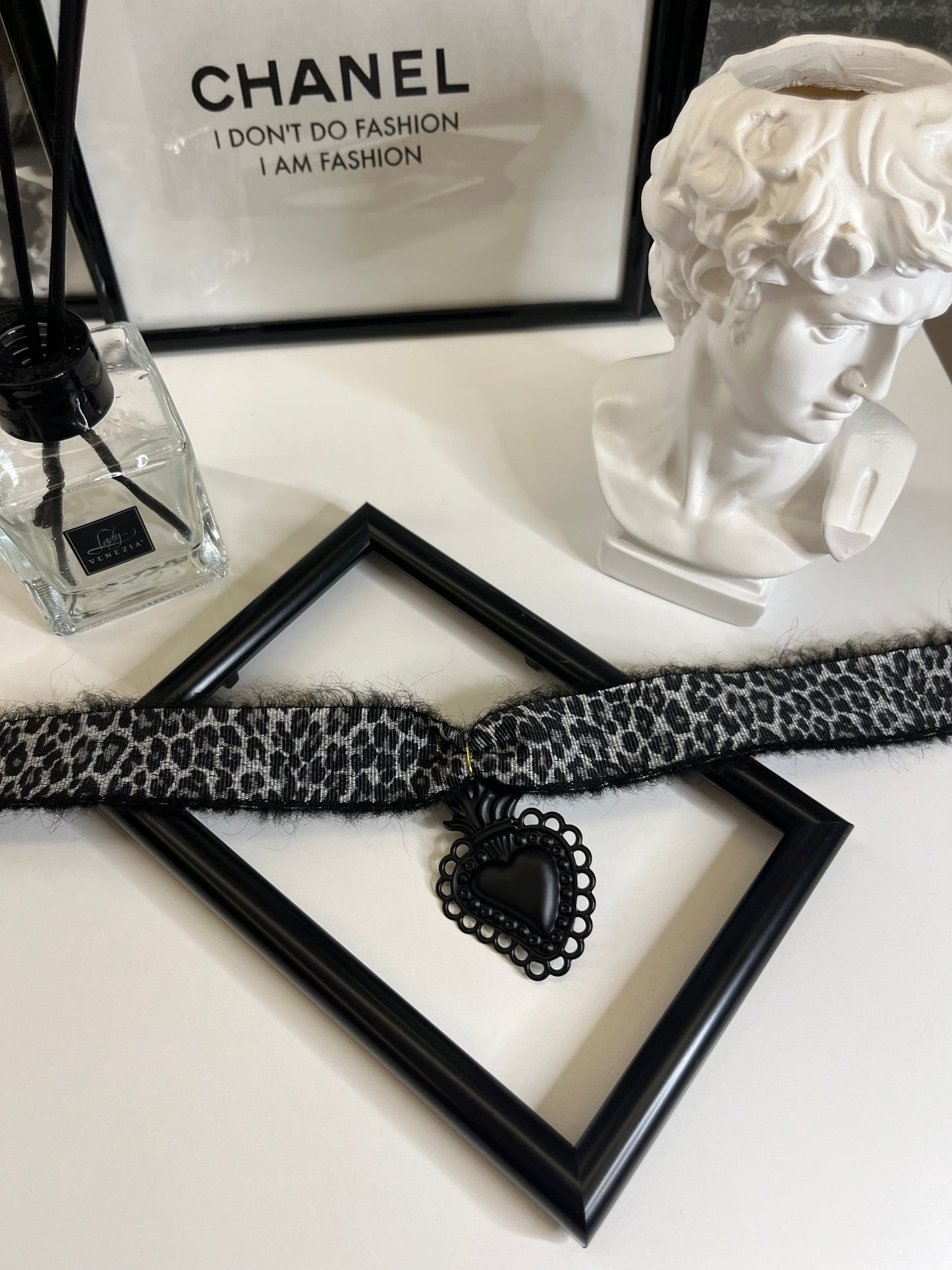 Chocker Sacred Heart Molly black