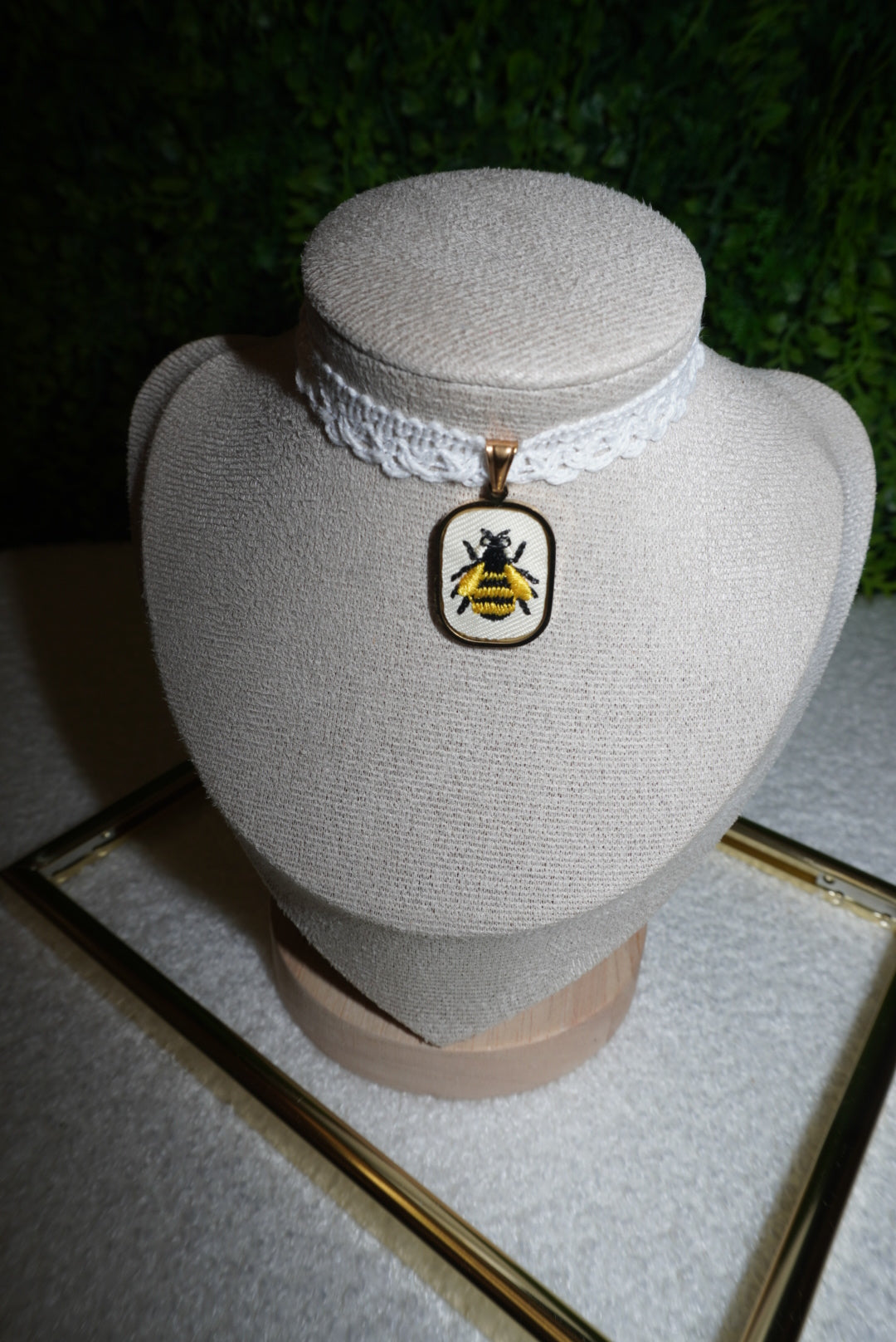 Choker ricamato Ape