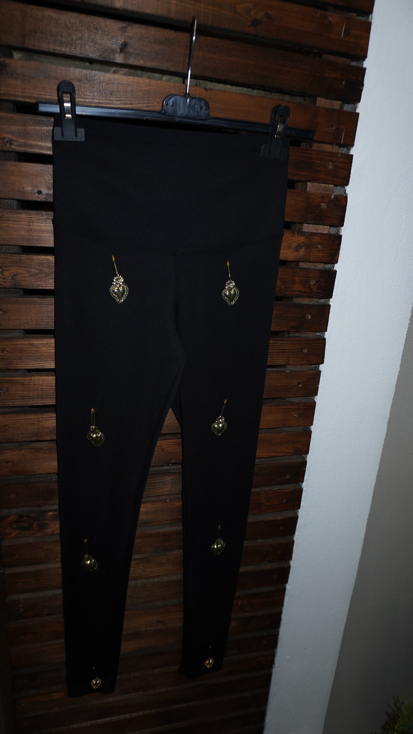 Legging modellante con Charms cuori sacri gold