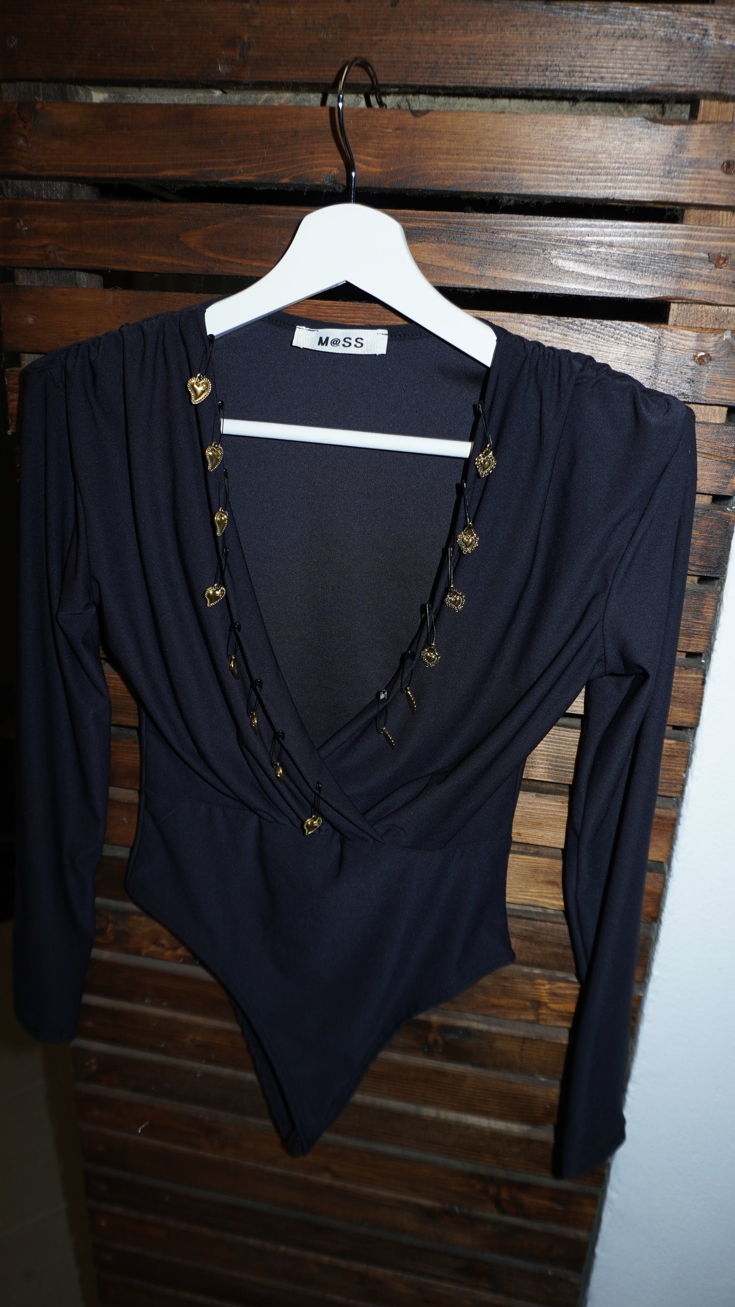 Body nero con spalline Charms cuori sacri
