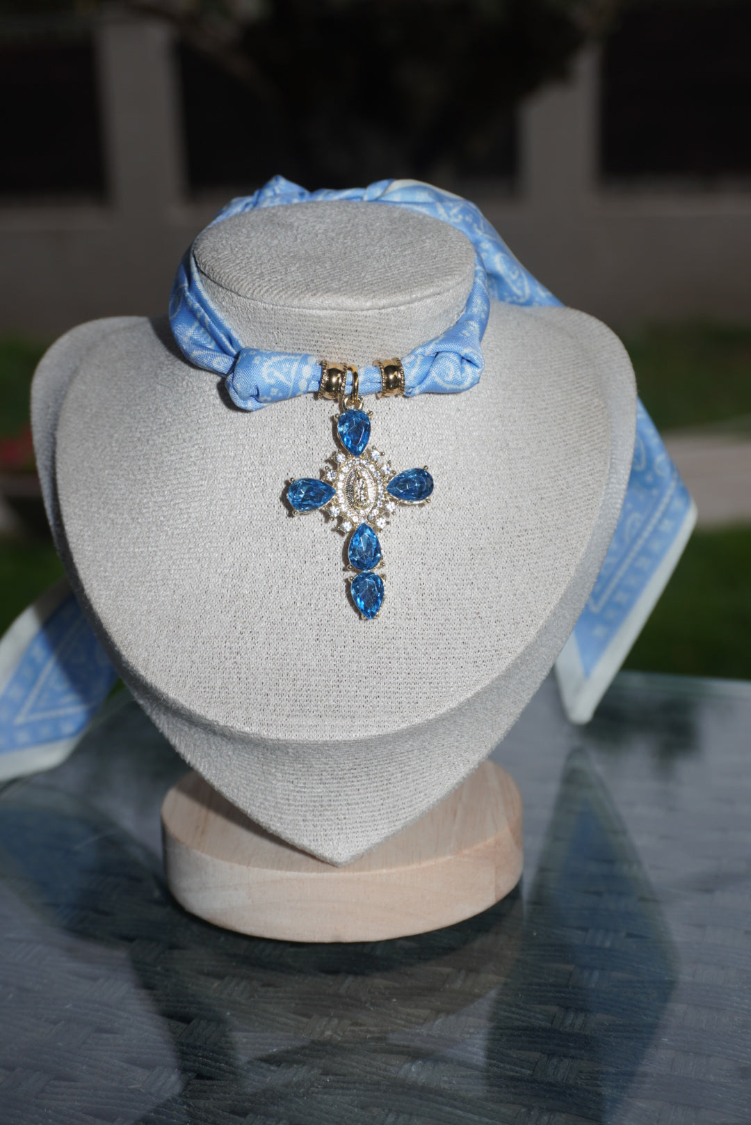 Chocker Halo Cross