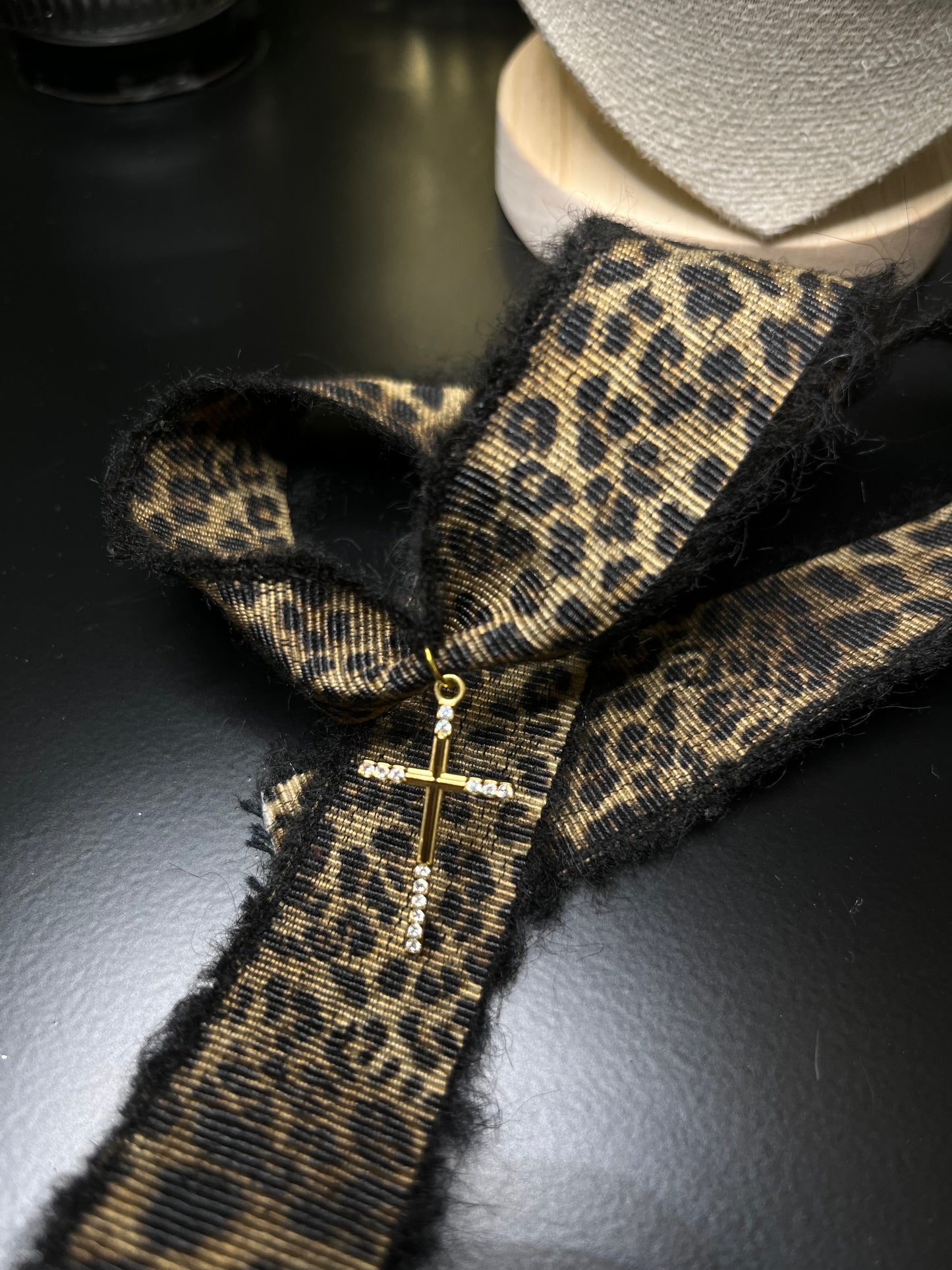 Chocker peloso croce gold
