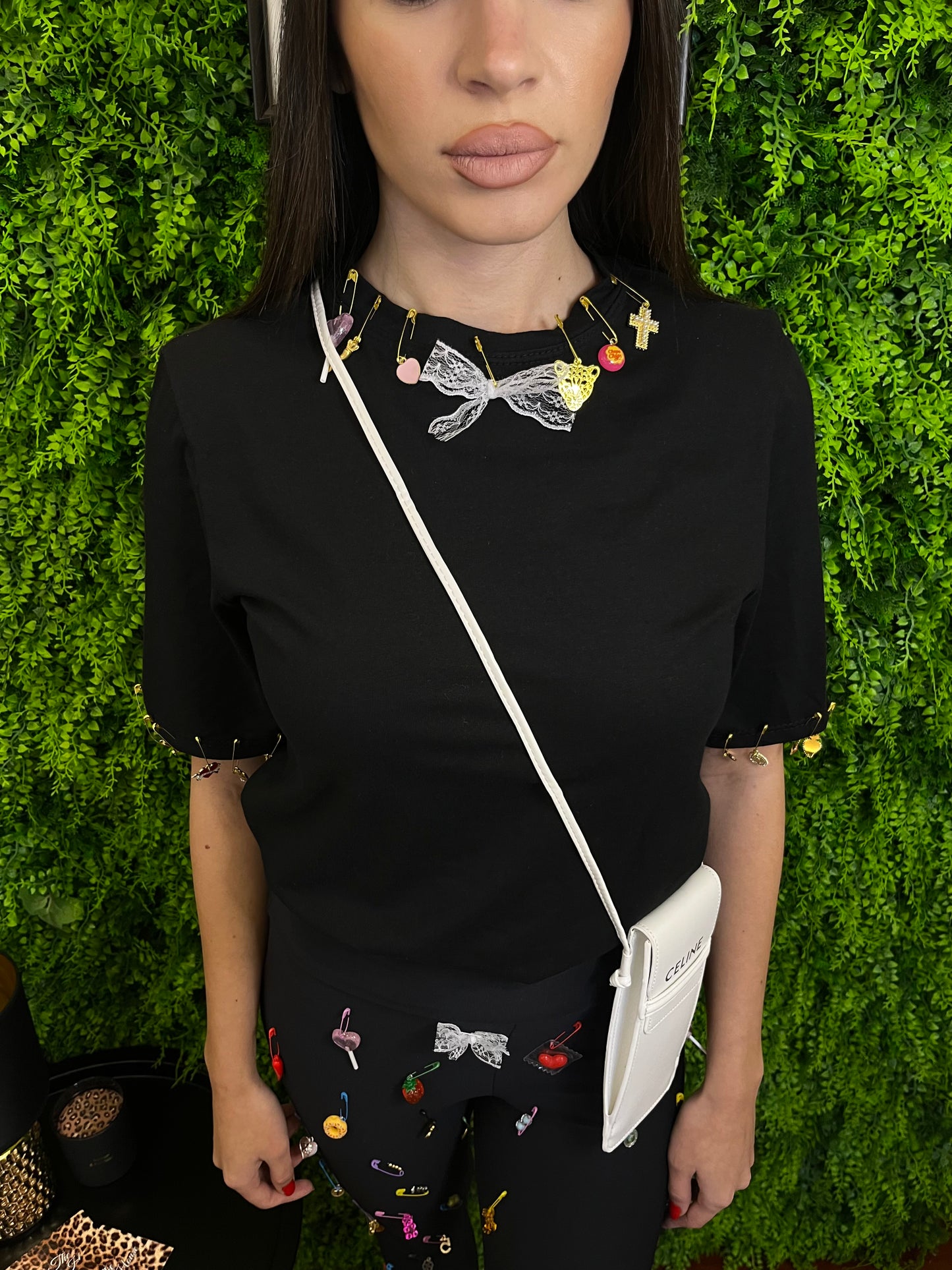 T-shirt Reya con spalline e spille