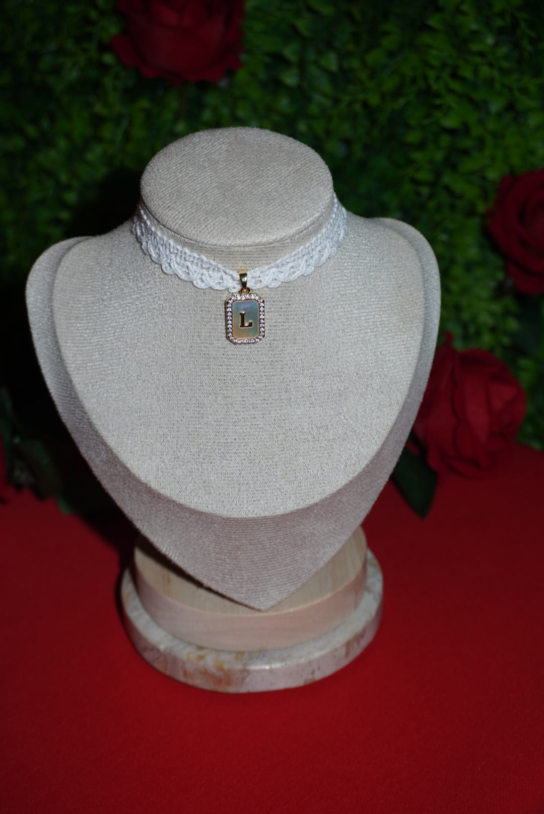 Chocker merletto con iniziale