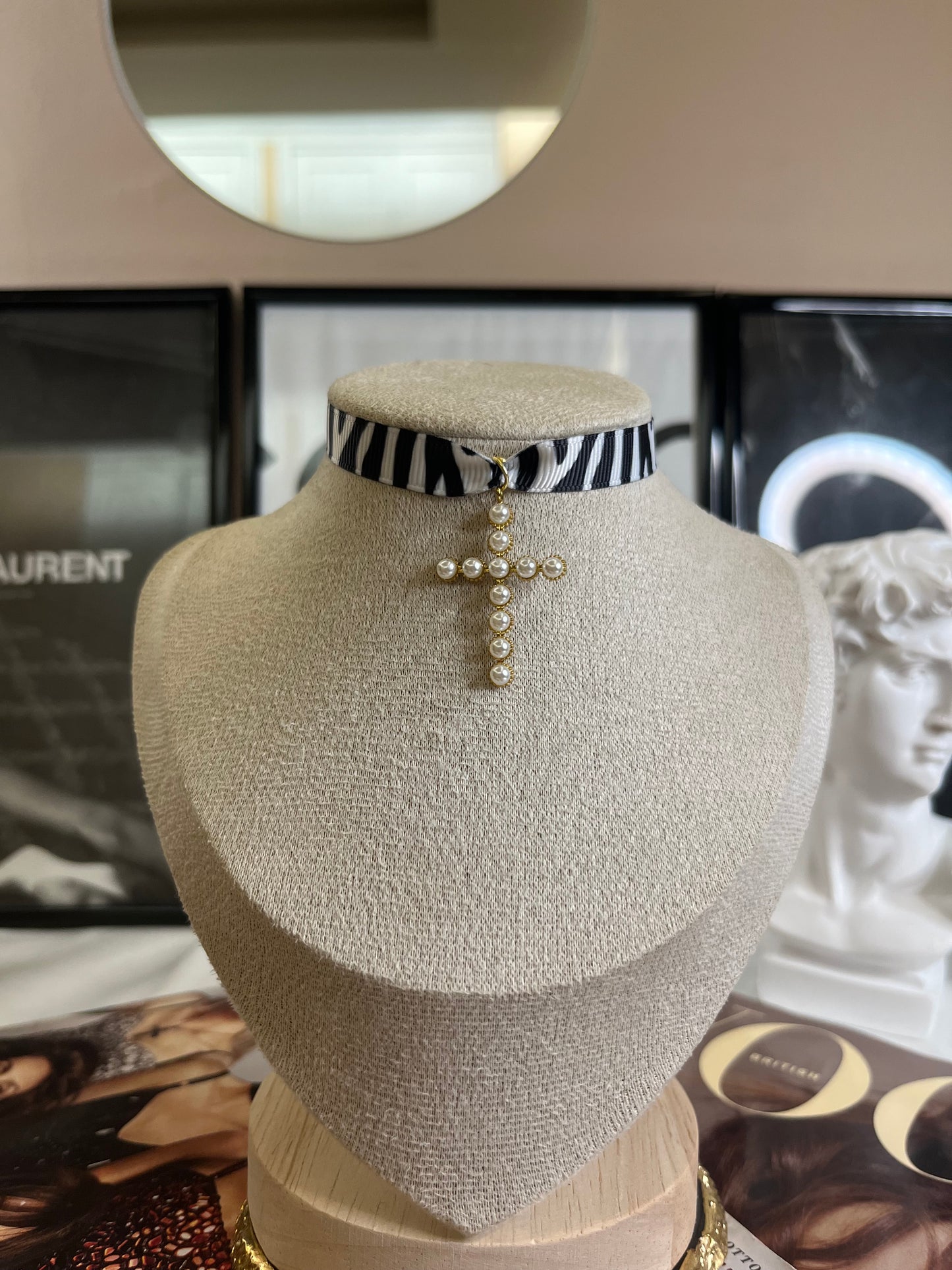 Chocker zebrato croce perlata gold