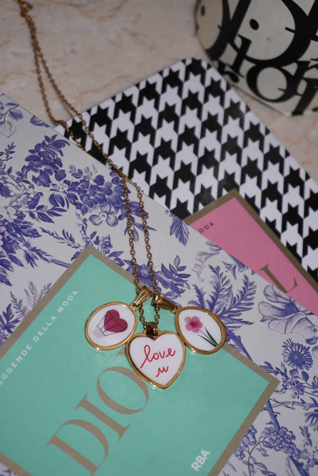 Collana Three Magic