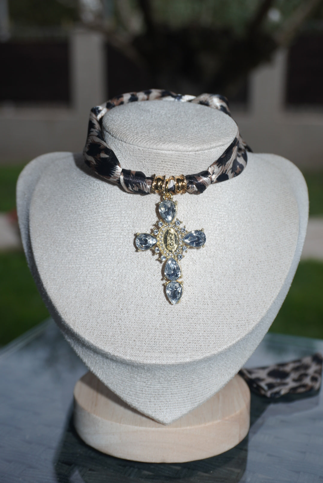 Chocker Icon Cross