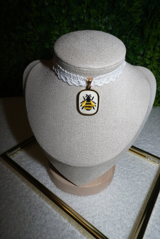 Choker ricamato Ape