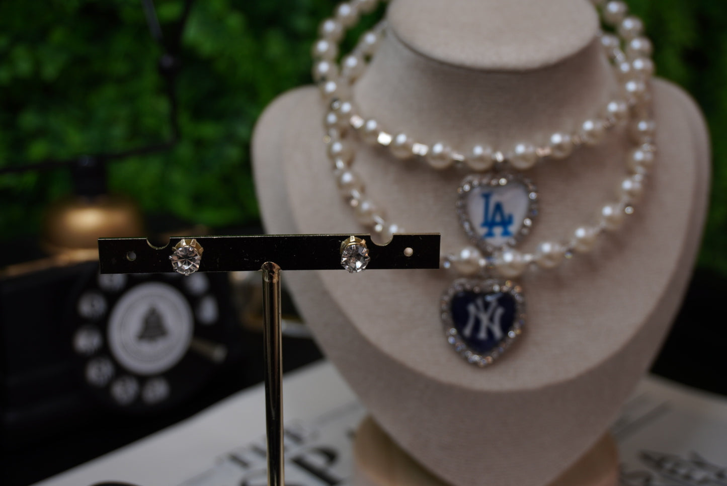 Collier perle New Era e Los Angeles con orecchini punti luce in regalo