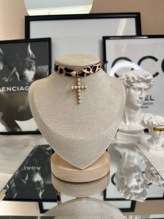 Chocker Leopard in velluto con croce perlata gold