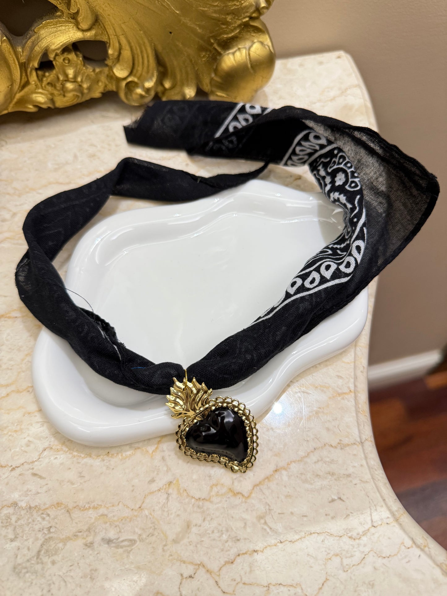 Chocker bandana Noa cuore sacro nero